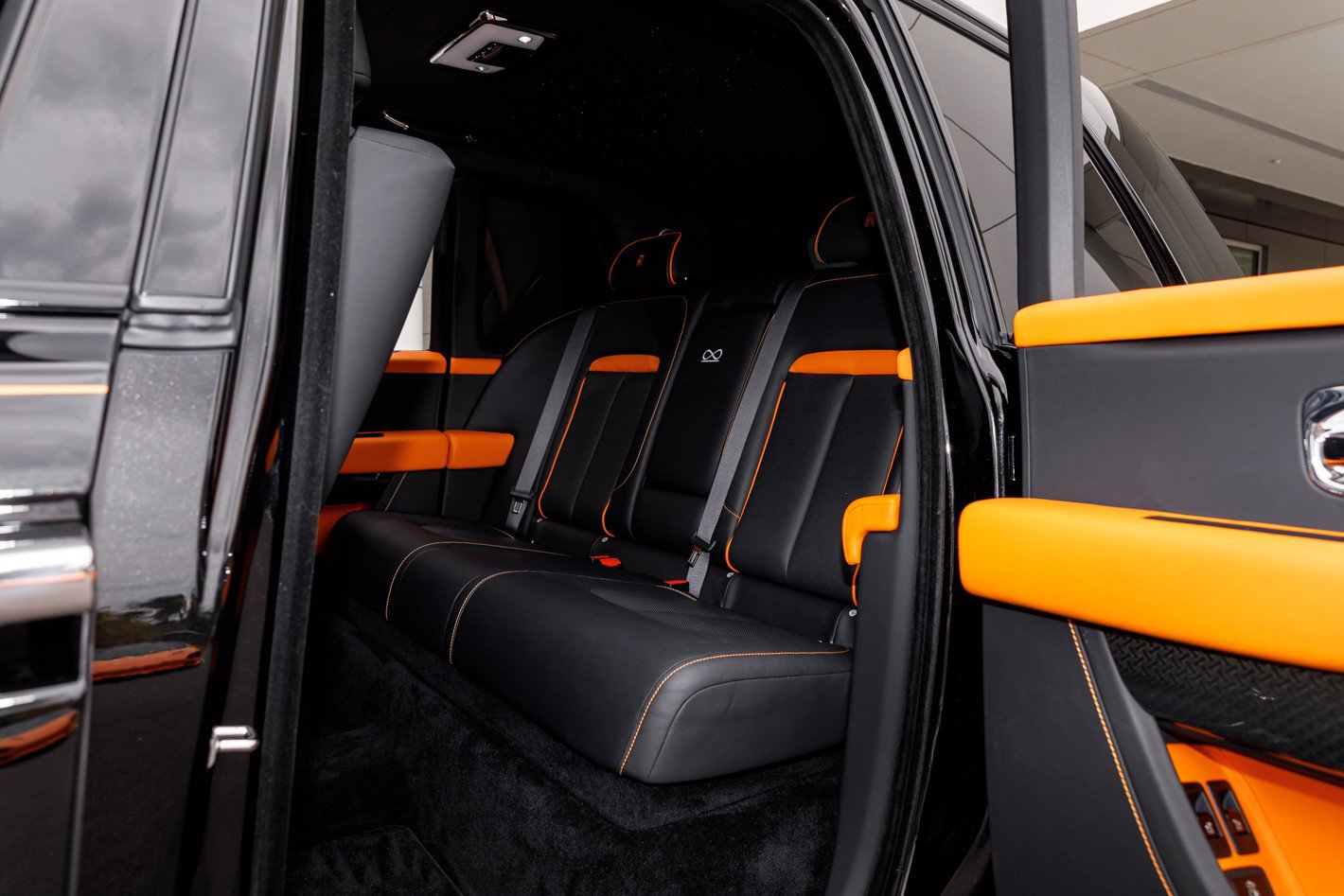 Used 2022 Rolls-Royce Cullinan Black Badge w/ Dark Exterior Package image 48