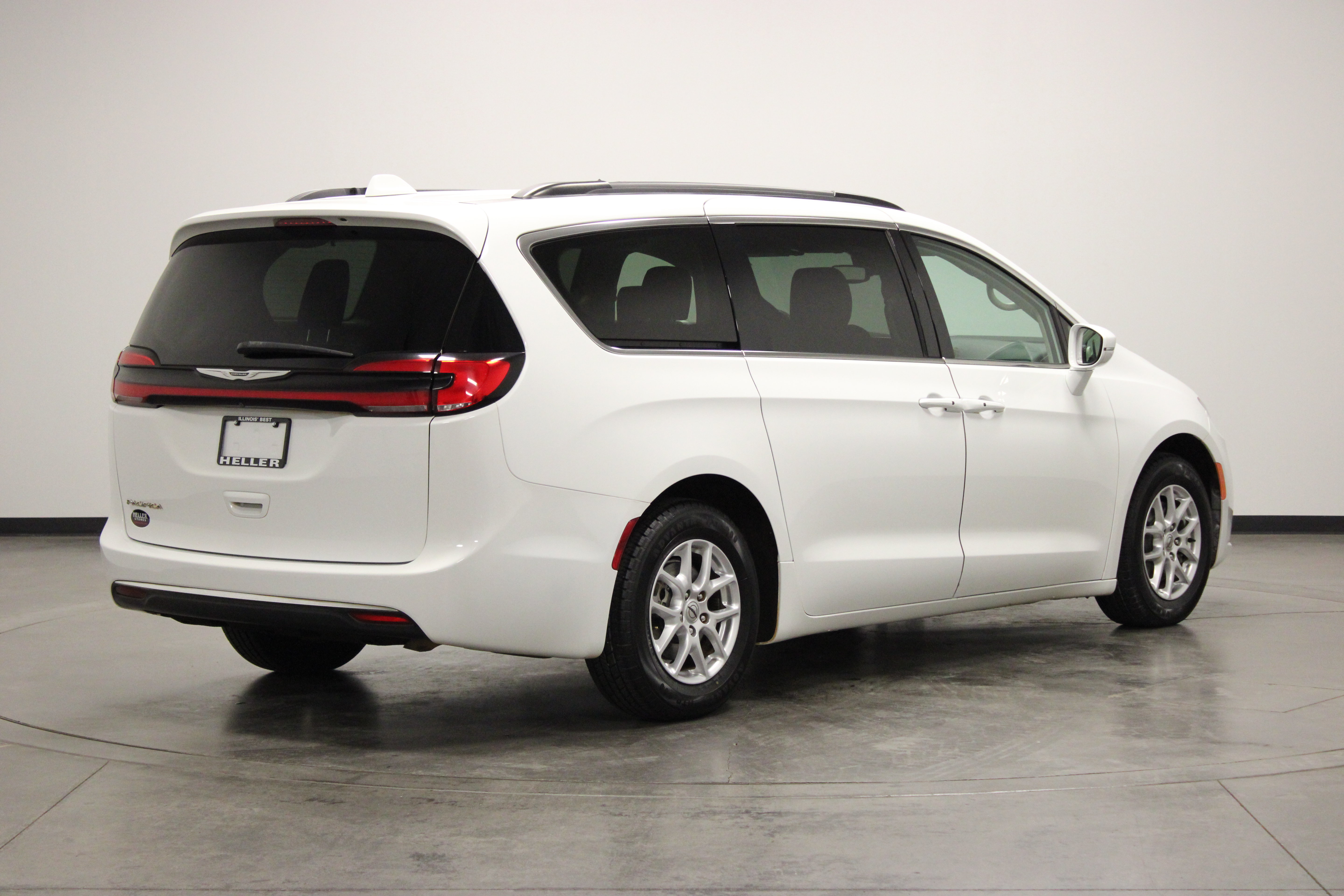 Used 2022 Chrysler Pacifica Touring-L FWD image 8