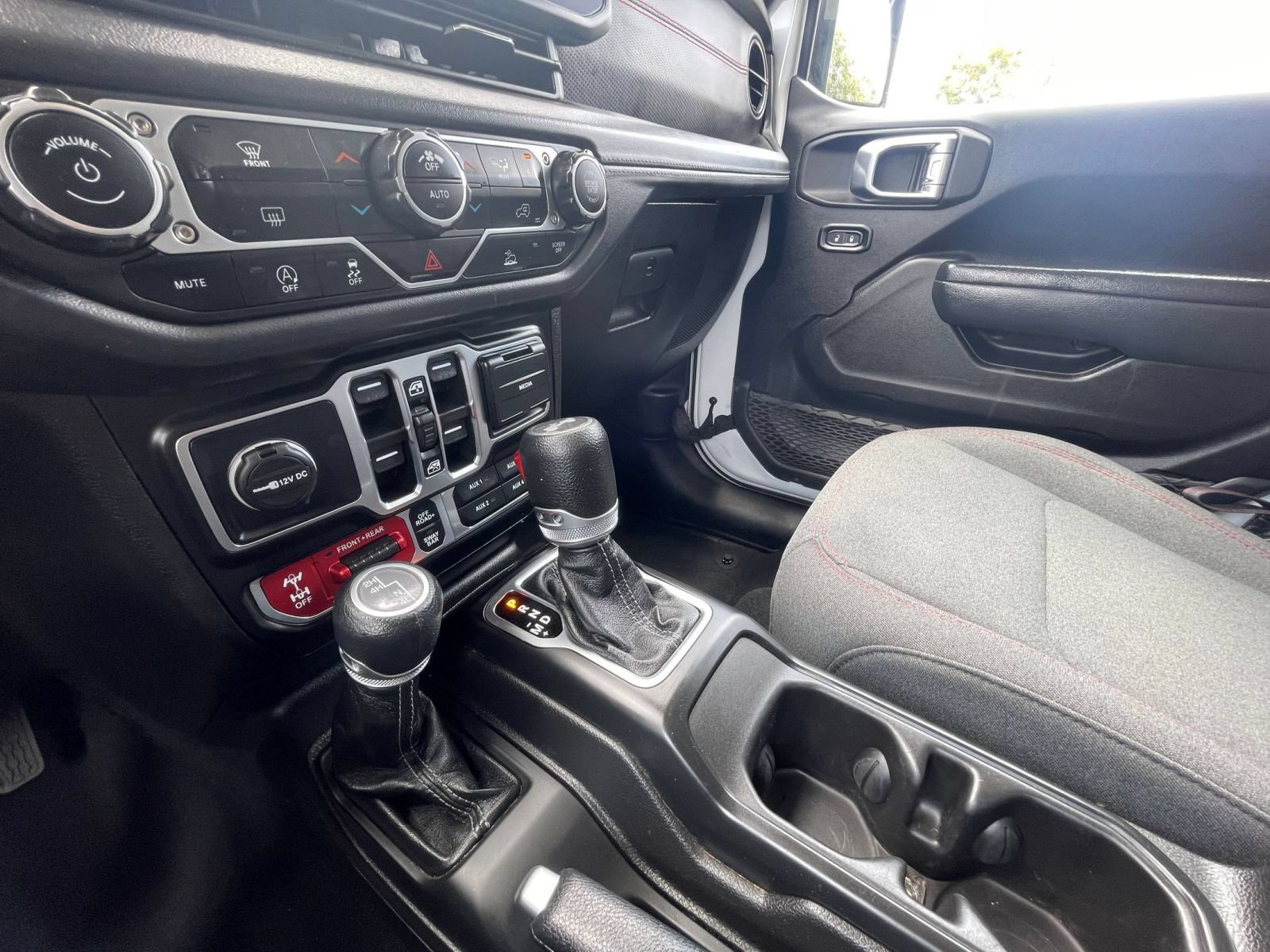 Used 2025 Jeep Wrangler Unlimited Rubicon AWD/4WD image 40