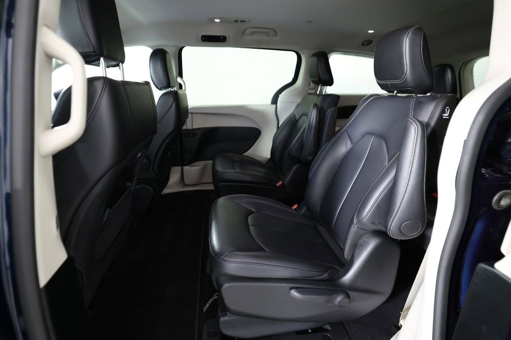 Used 2024 Chrysler Pacifica Select image 16