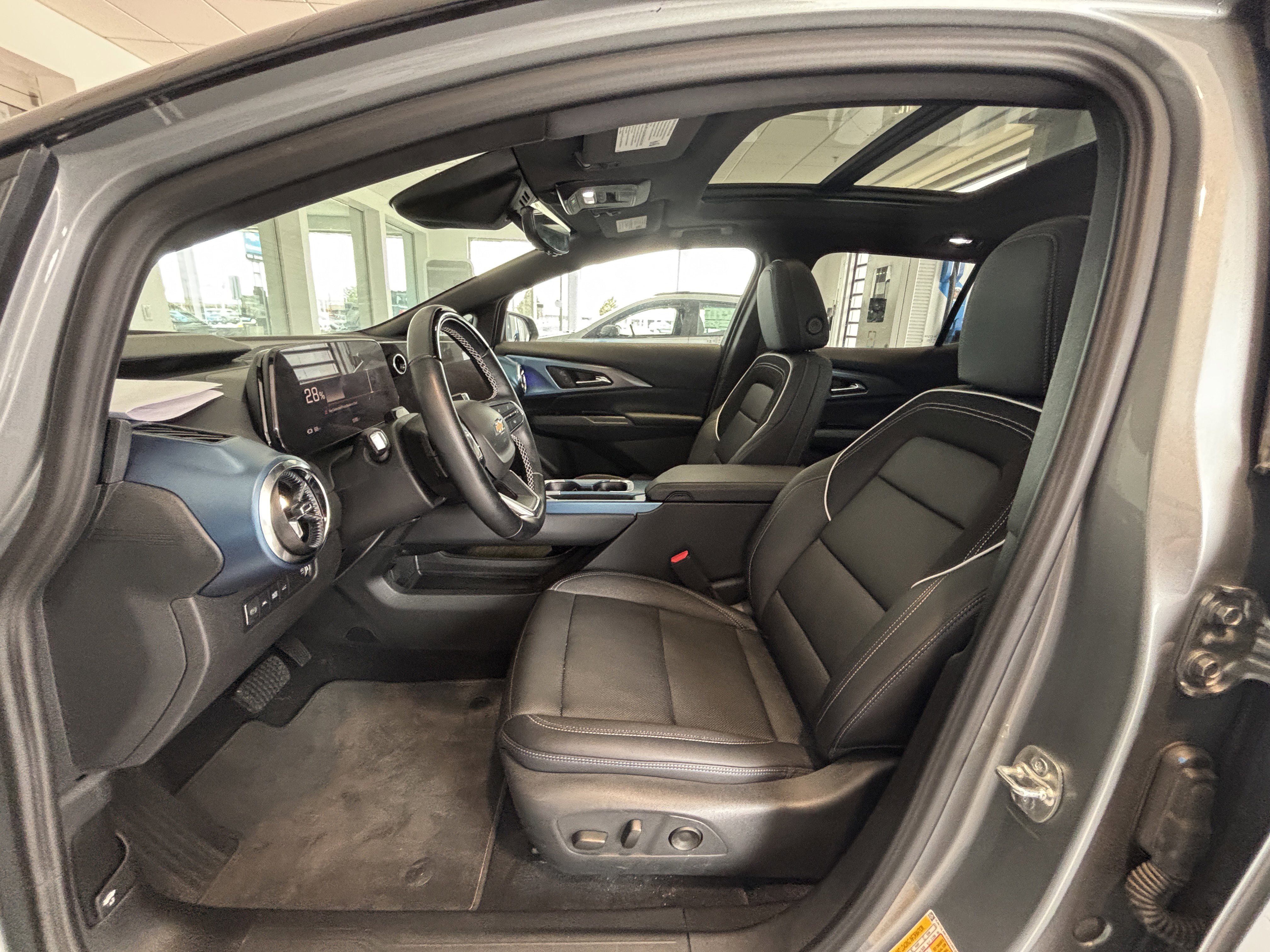 Used 2025 Chevrolet Equinox EV LT w/ Convenience Package II AWD/4WD image 2