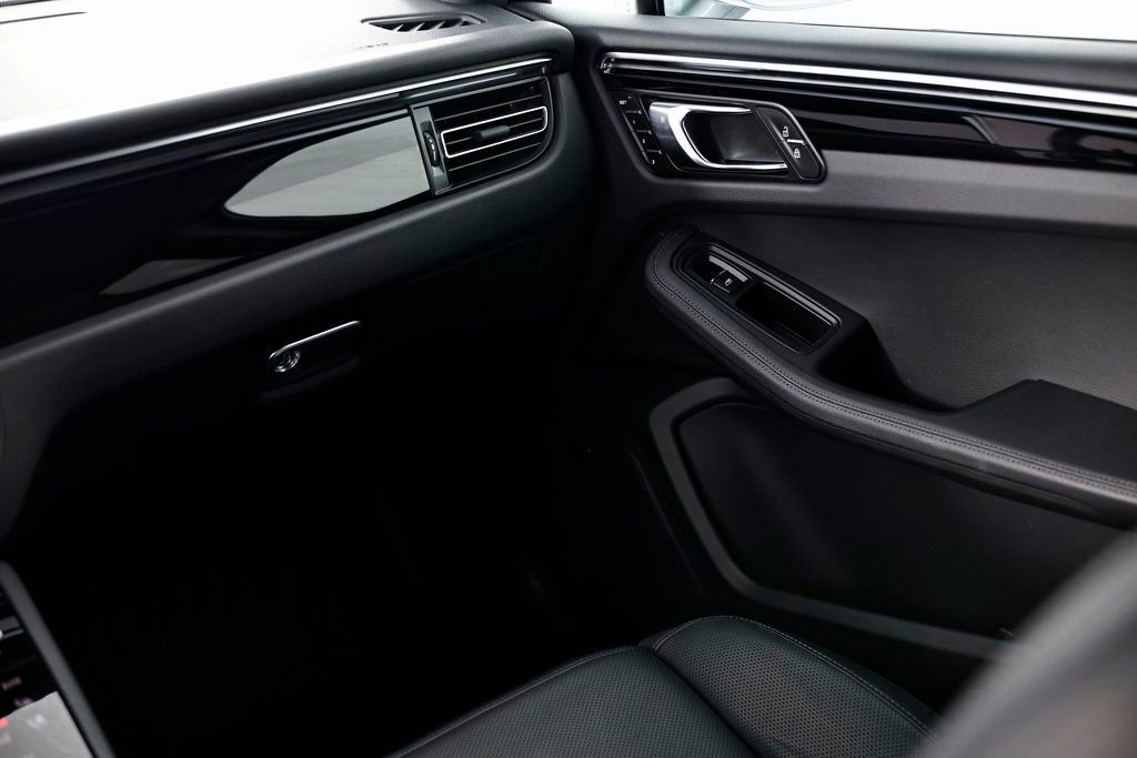 Certified 2025 Porsche Macan AWD/4WD image 31