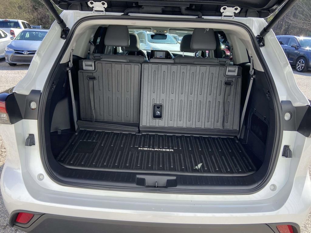 Used 2025 Toyota Highlander XLE image 9
