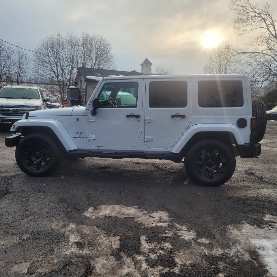 Used 2017 Jeep Wrangler Unlimited Sahara w/ Connectivity Group image 5