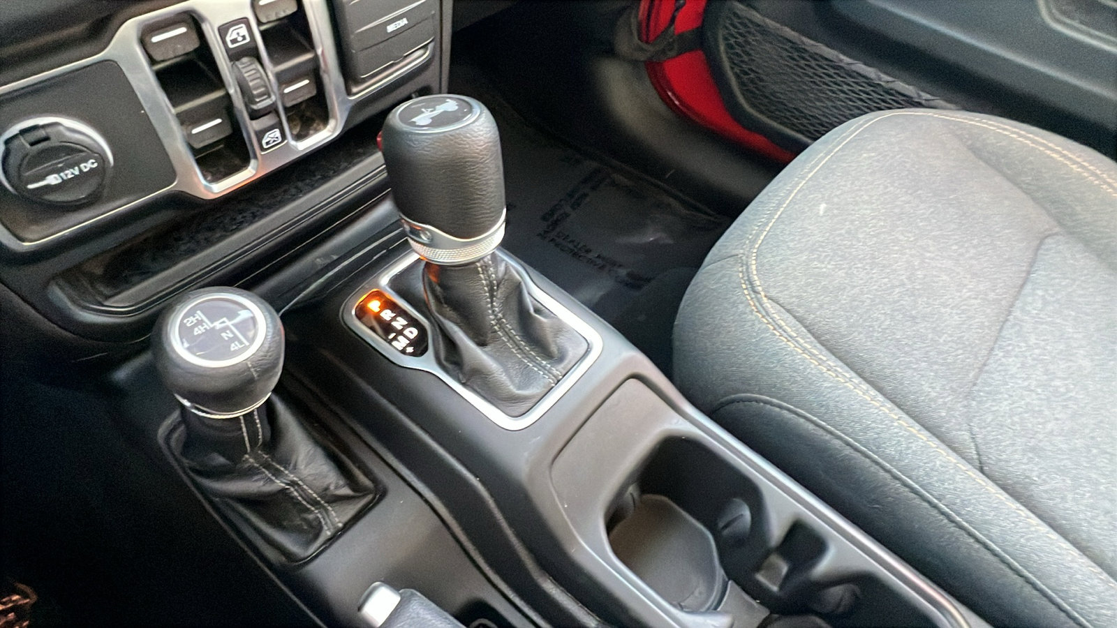 Used 2025 Jeep Wrangler Sahara image 30