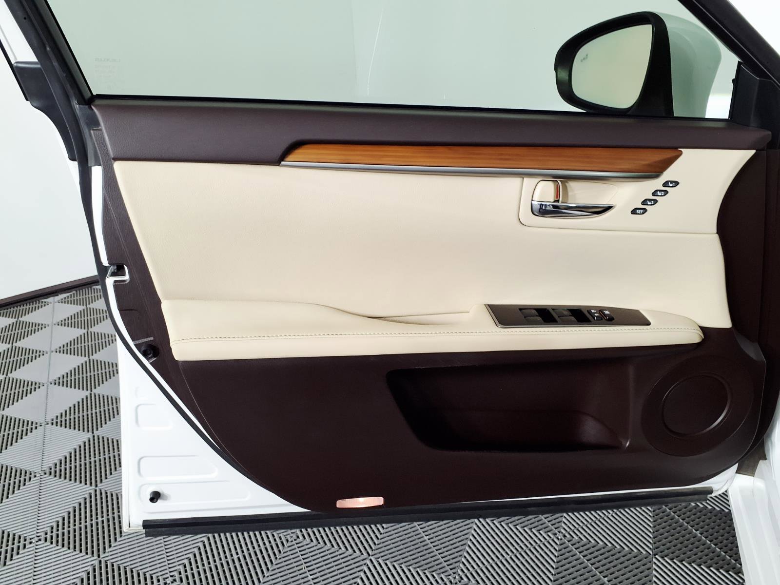 Used 2018 Lexus ES 300h w/ Navigation Package FWD image 16