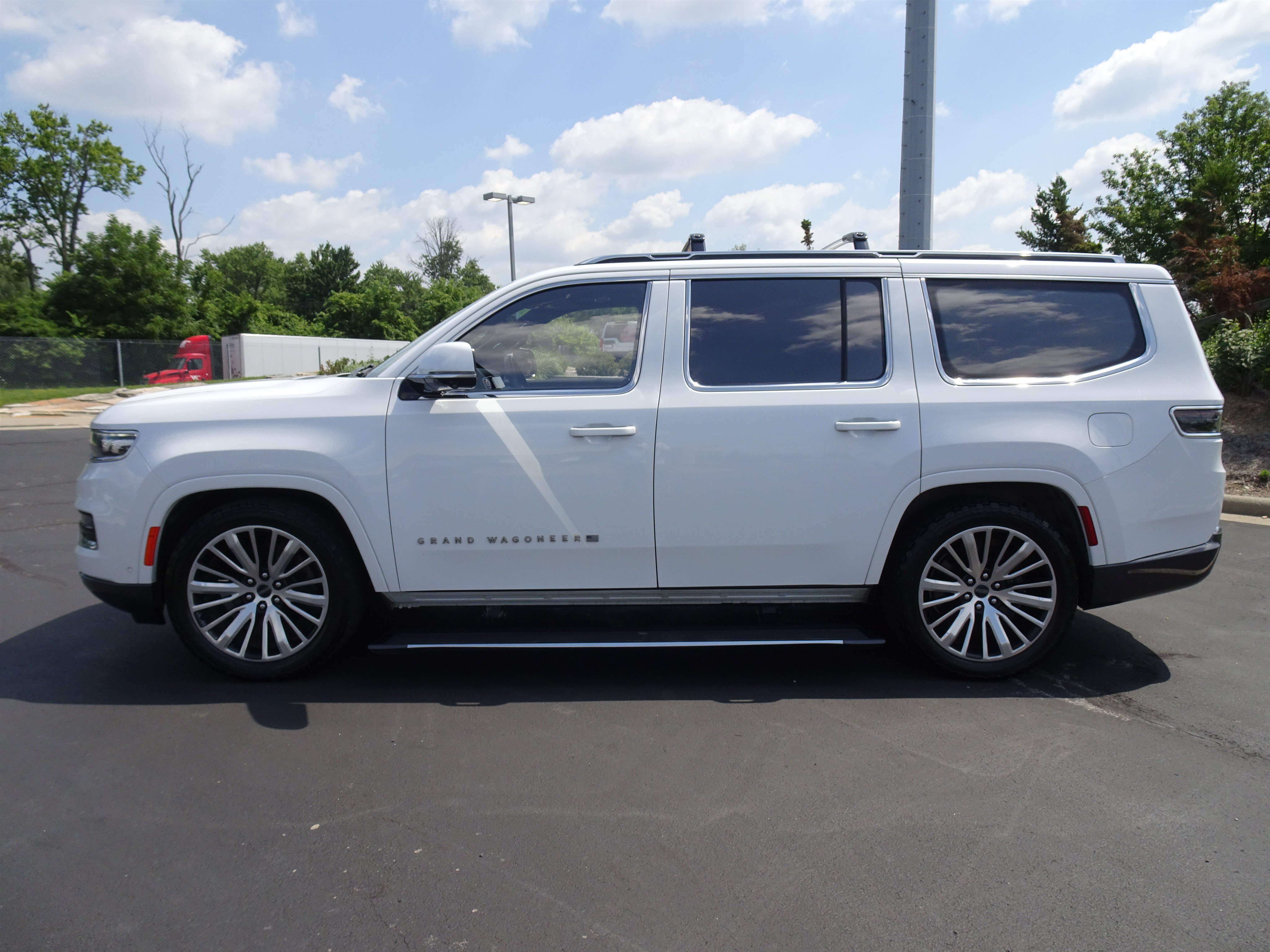 Used 2022 Jeep Grand Wagoneer Series III w/ HD Trailer Tow Package AWD/4WD image 7