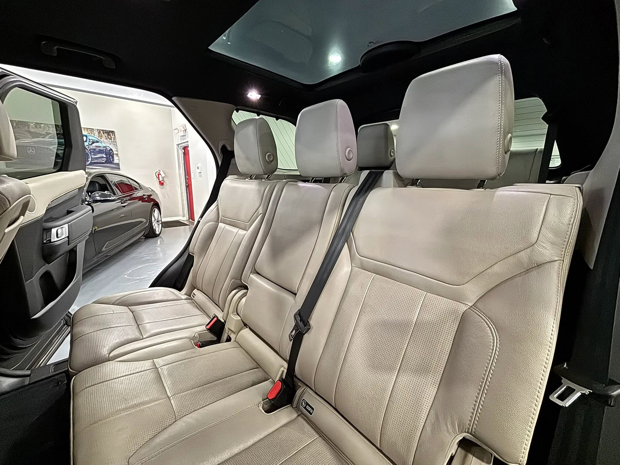 Used 2017 Land Rover Discovery SE AWD/4WD image 15
