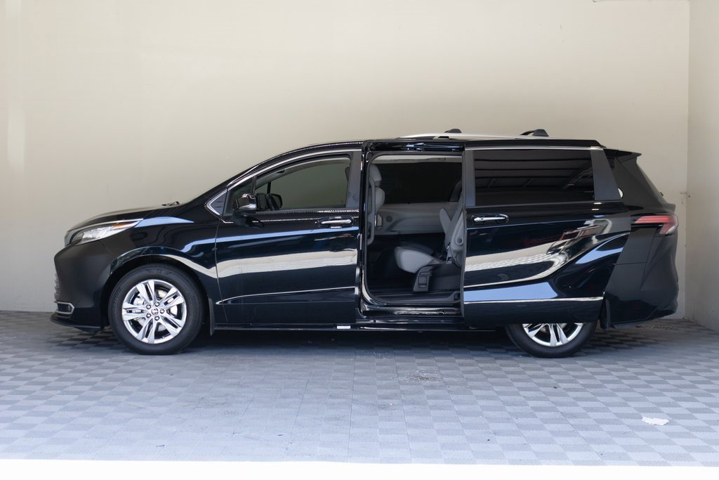 Used 2024 Toyota Sienna Limited image 7