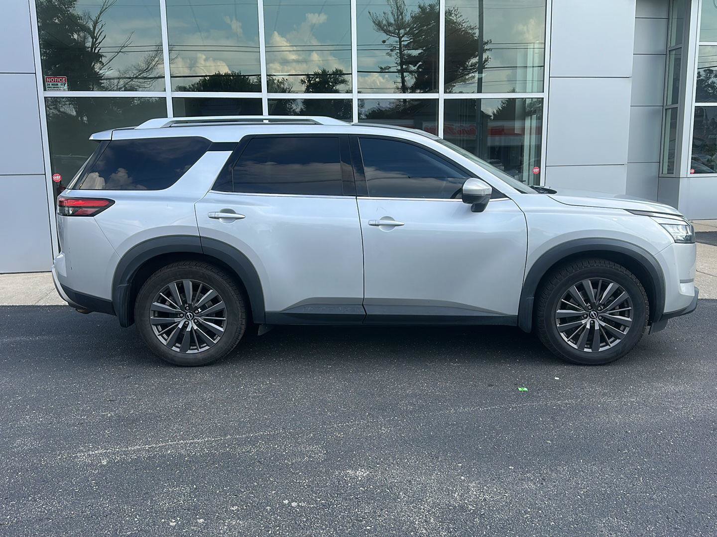 Used 2022 Nissan Pathfinder SL w/ SL Premium Package AWD/4WD image 2