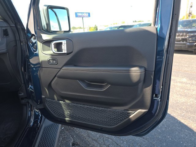 Used 2025 Jeep Wrangler Unlimited Sahara AWD/4WD image 35