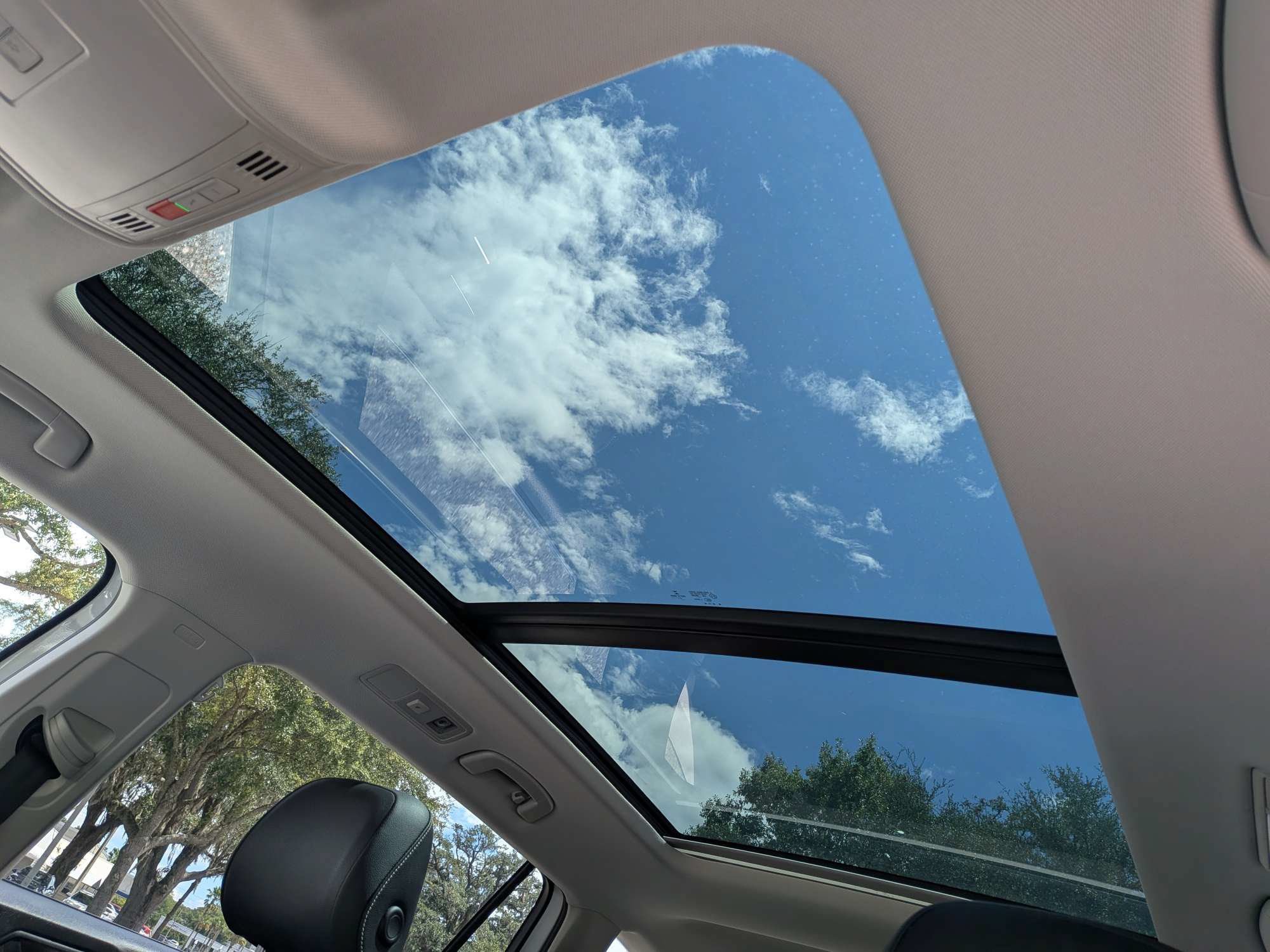 Used 2022 Volkswagen Tiguan SE w/ Panoramic Sunroof Package FWD image 20