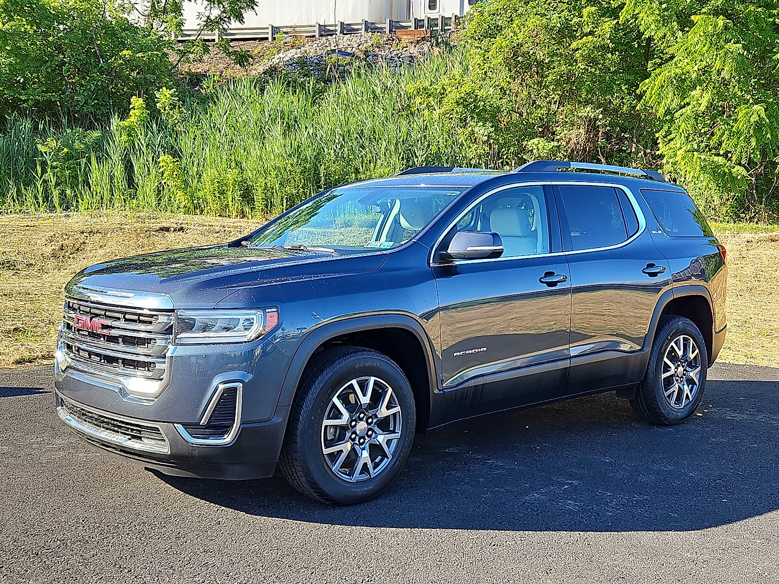 Used 2020 GMC Acadia SLE w/ Driver Convenience Package FWD image 3