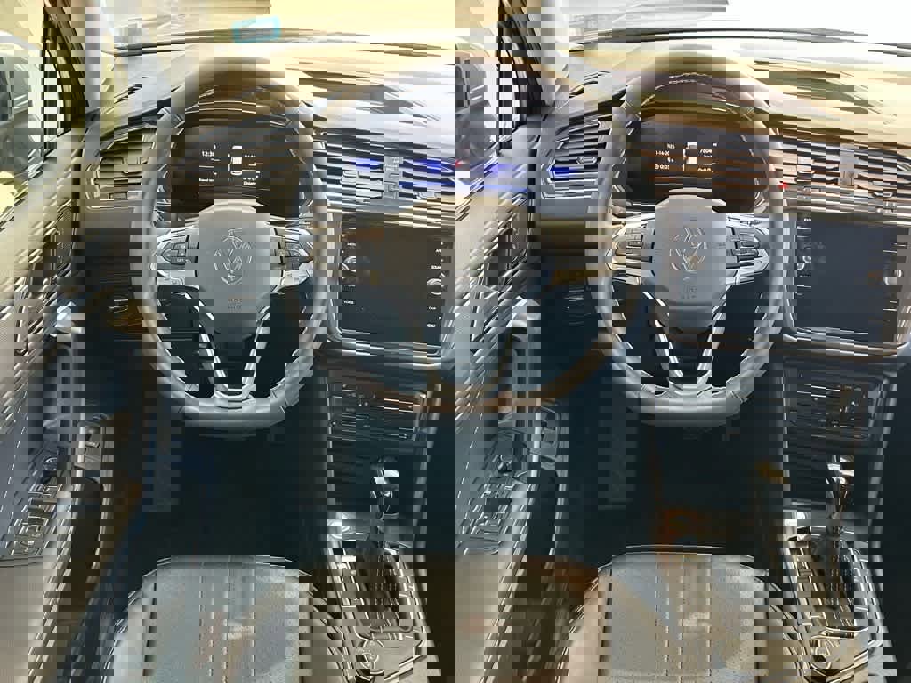 Certified 2024 Volkswagen Tiguan SE w/ Panoramic Sunroof Package image 17