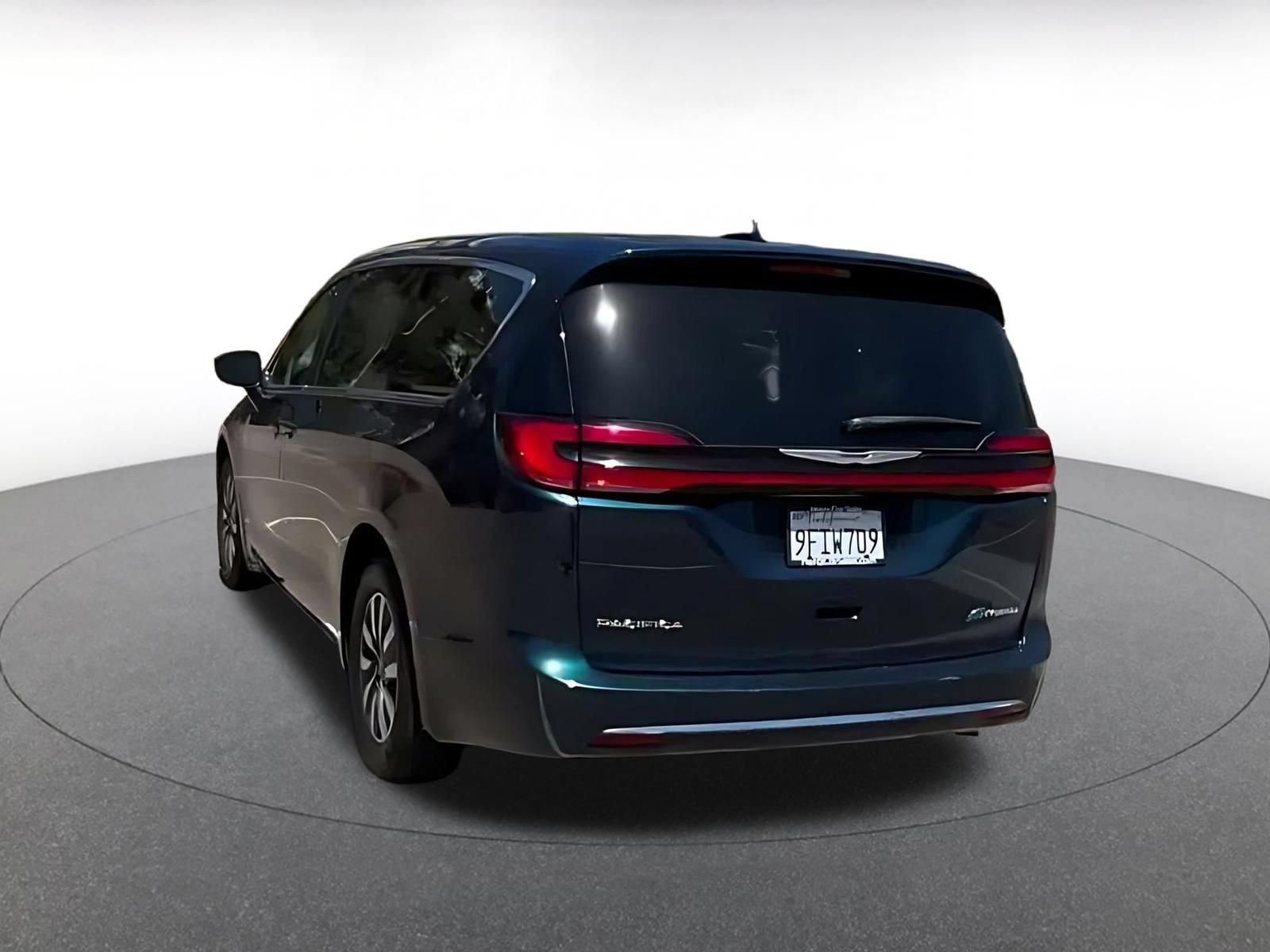 Used 2023 Chrysler Pacifica Touring-L FWD image 10