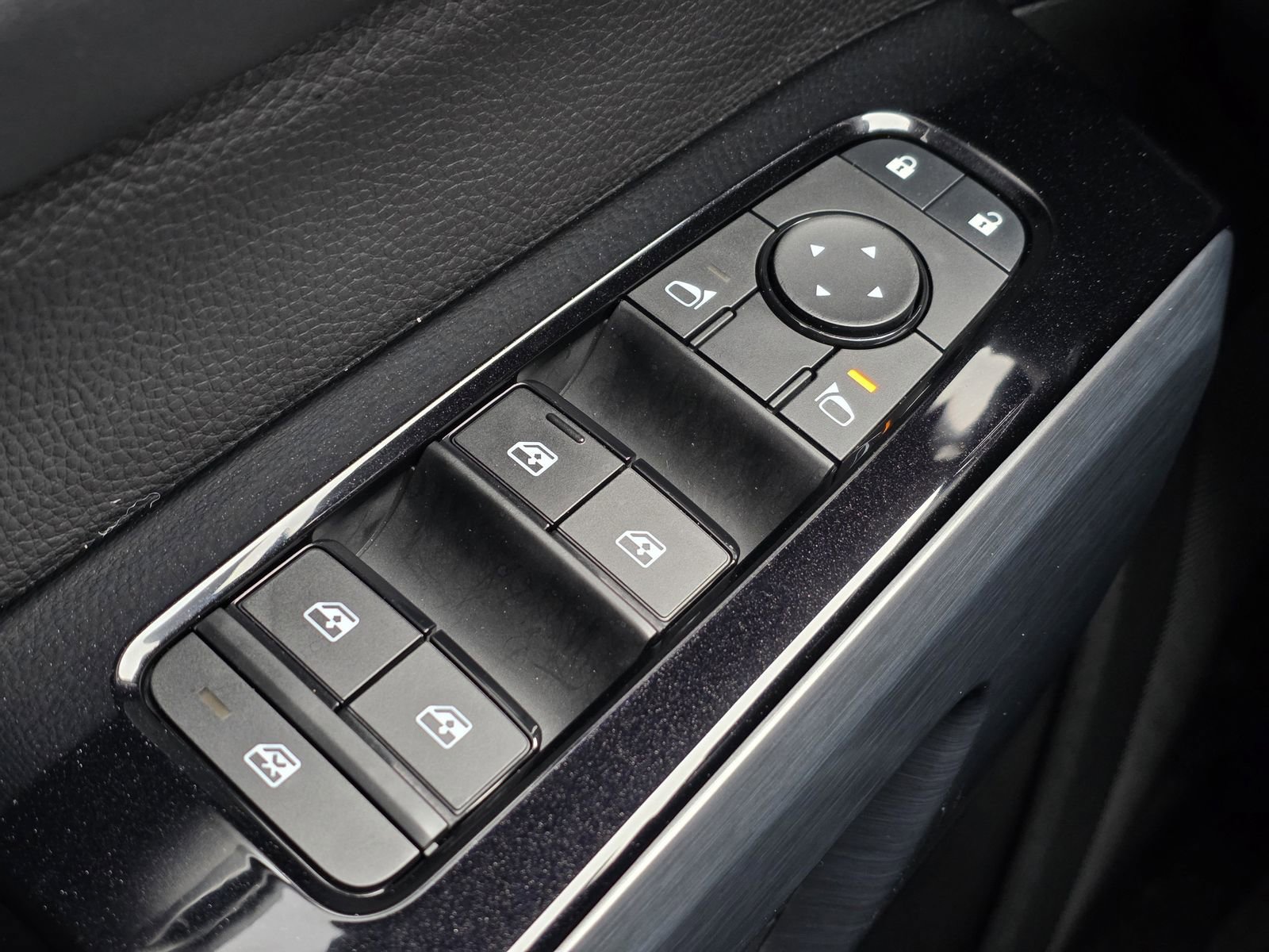 Used 2025 Nissan Pathfinder SL image 32