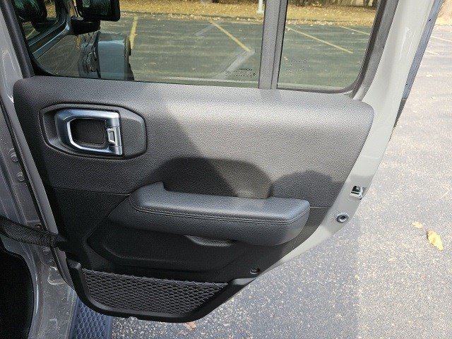 Used 2023 Jeep Wrangler Unlimited Sahara image 17