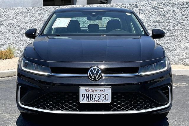 Used 2025 Volkswagen Jetta SE FWD image 2