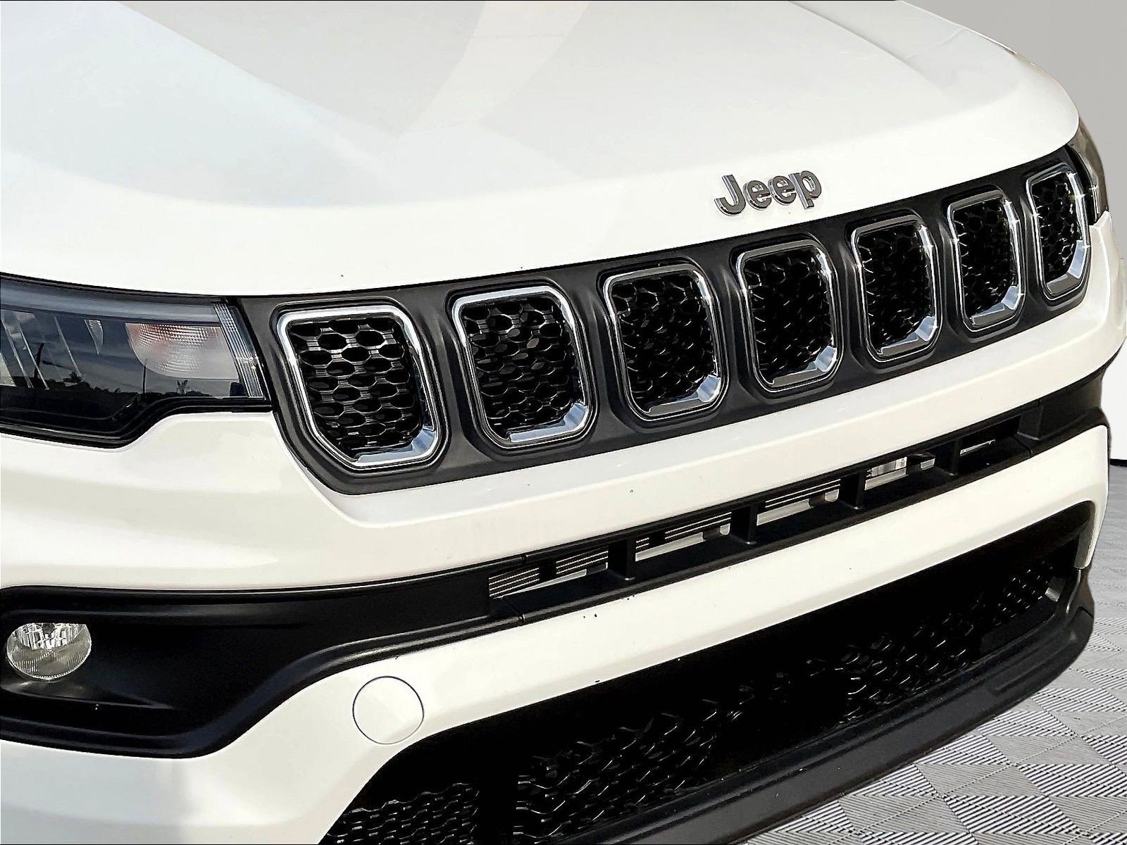 Used 2023 Jeep Compass Latitude AWD/4WD image 32