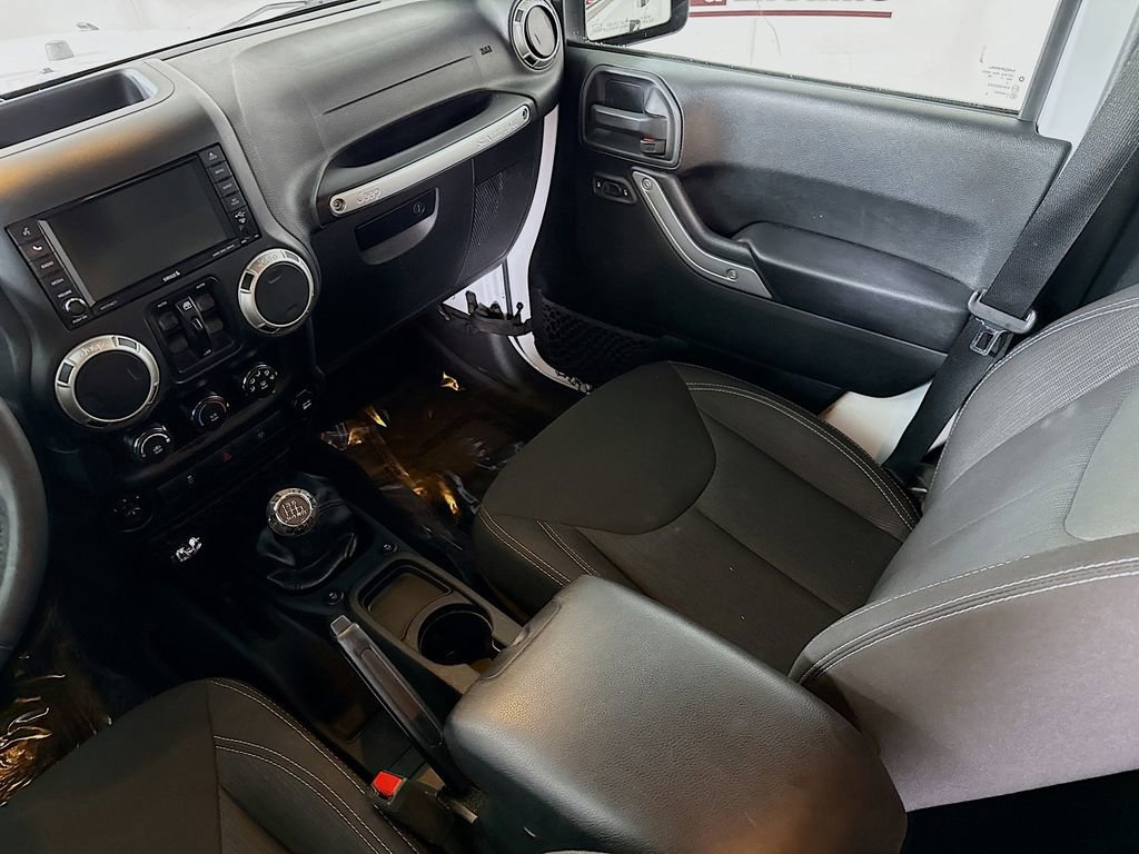 Used 2017 Jeep Wrangler Unlimited Sahara w/ Connectivity Group image 23