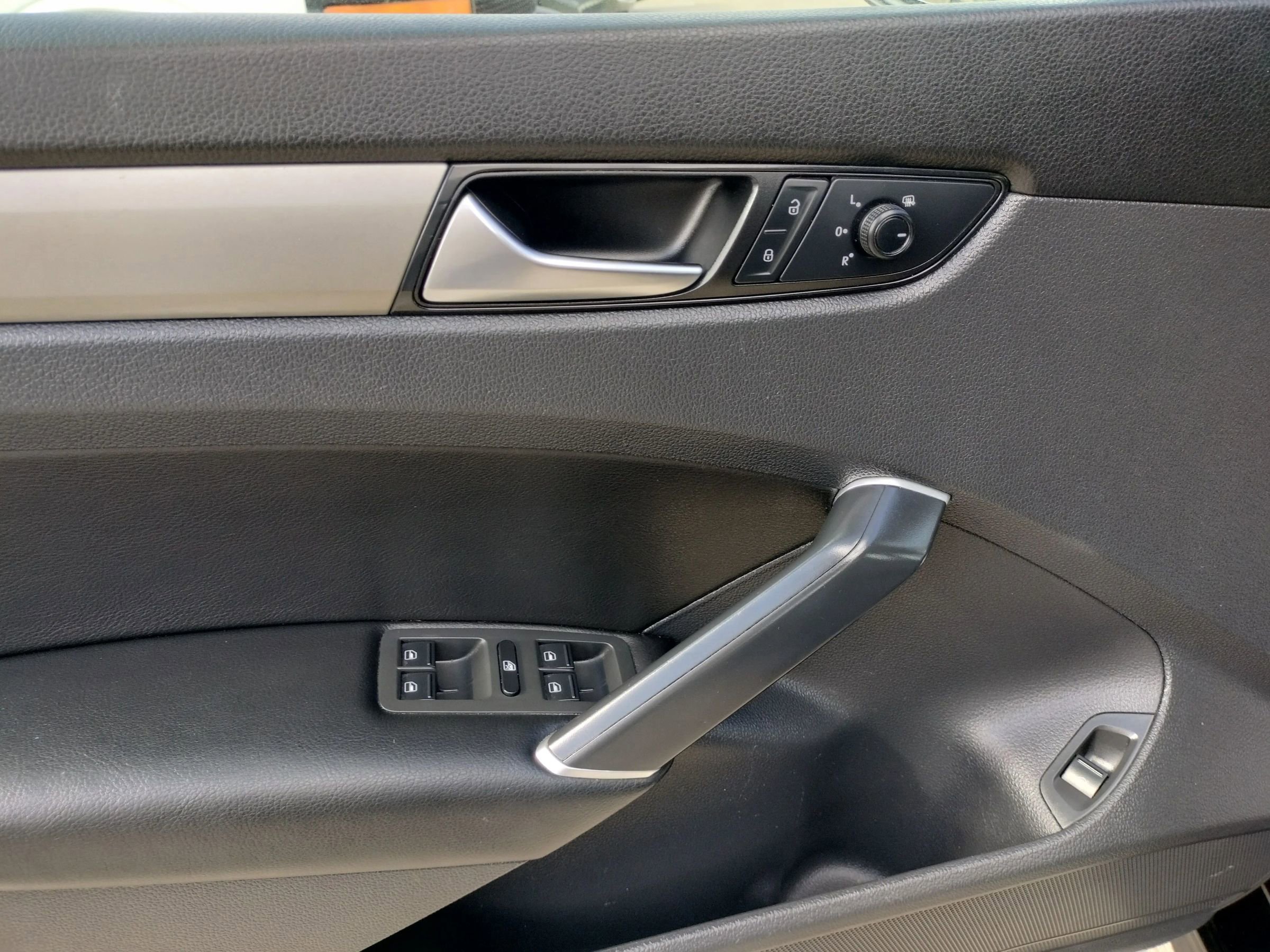 Used 2021 Volkswagen Passat 2.0T SE w/ Luggage Net & Mats Package image 23