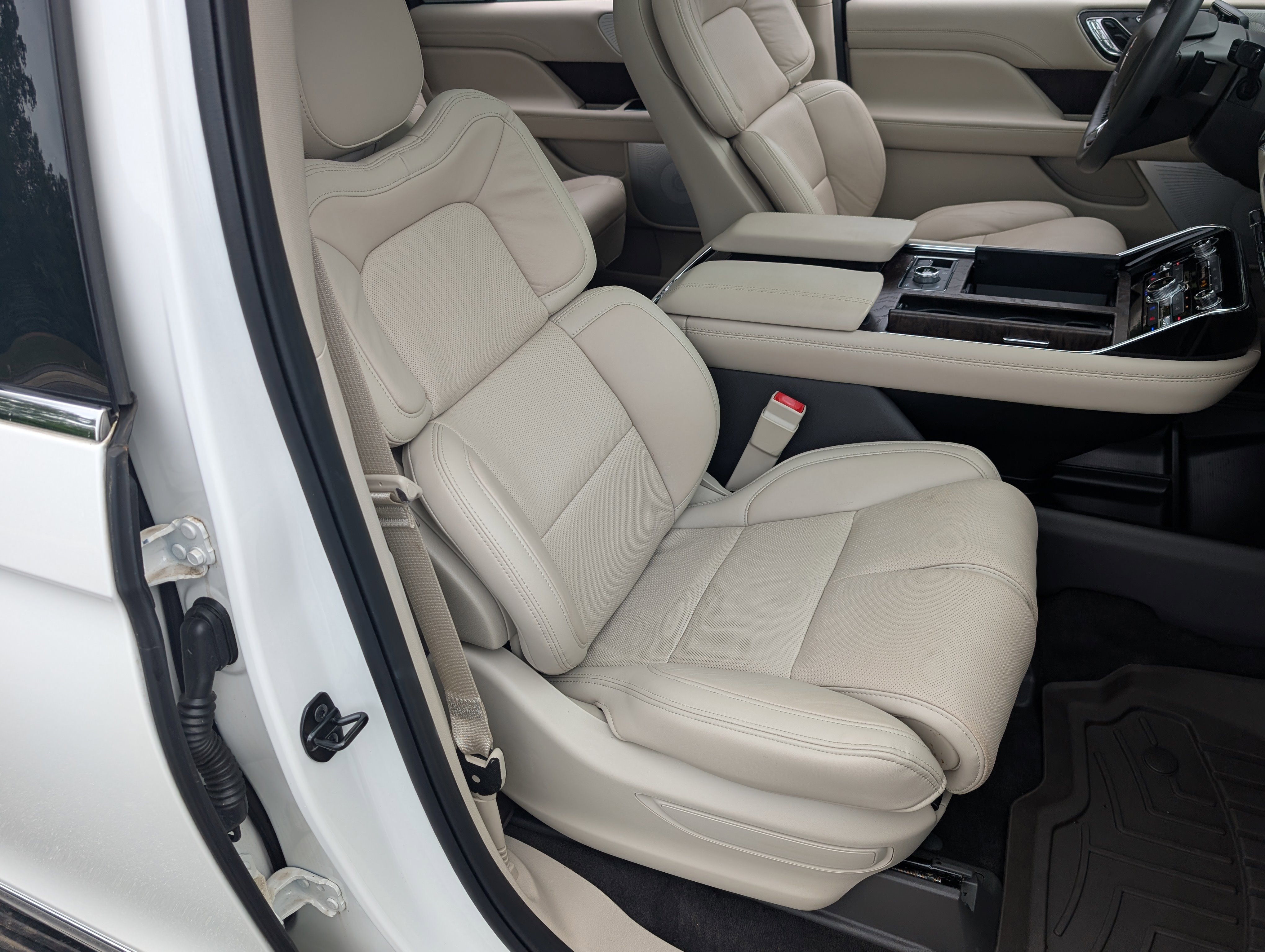 Used 2021 Lincoln Navigator Reserve w/ Luxury Package RWD image 17
