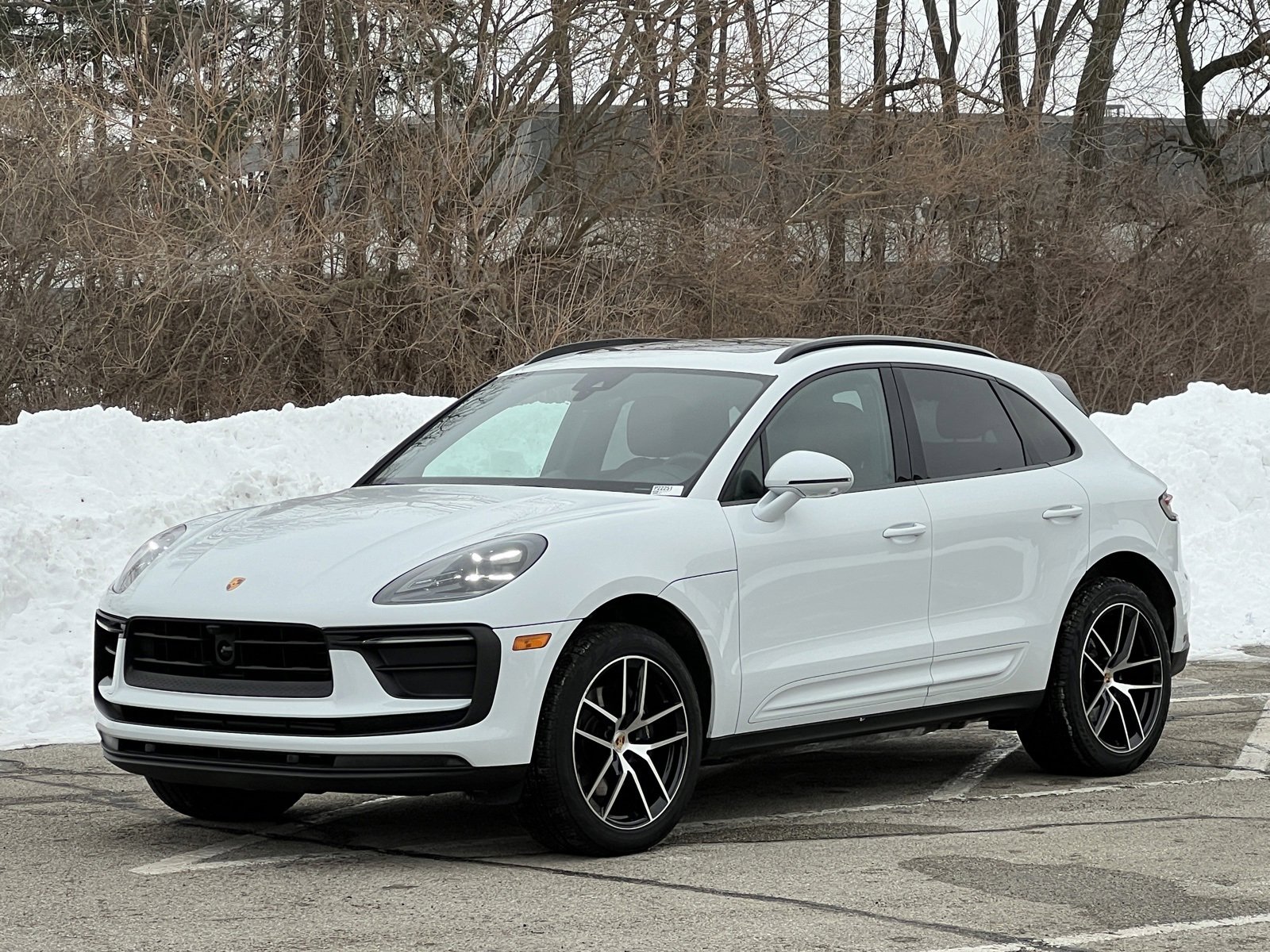 Certified 2025 Porsche Macan image 1
