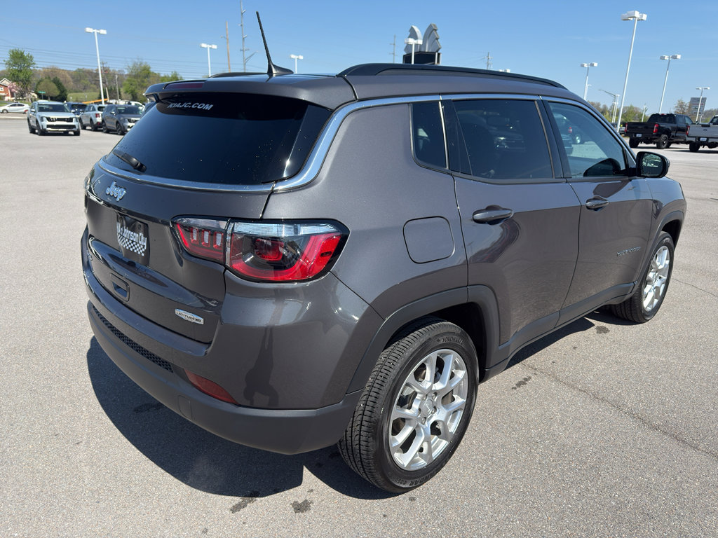 Used 2024 Jeep Compass Latitude AWD/4WD image 8