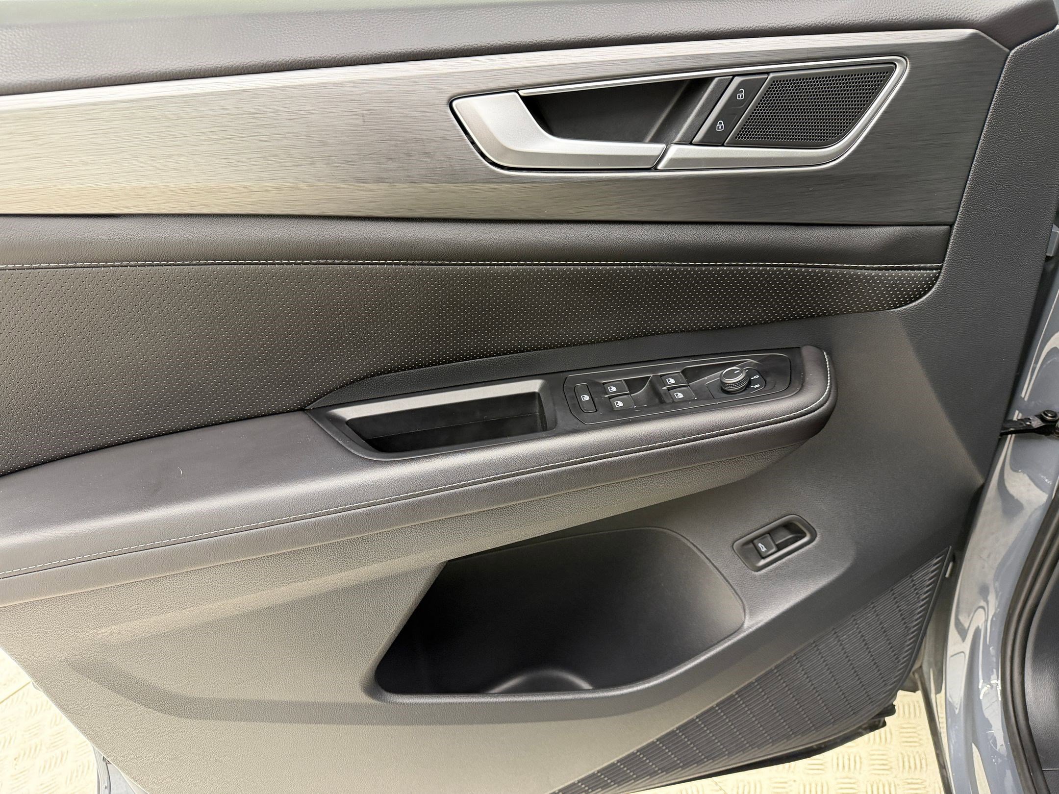 Used 2024 Volkswagen Atlas Cross Sport SE image 14