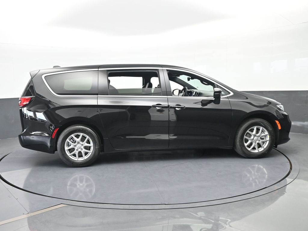 New 2026 Chrysler Pacifica Select image 7