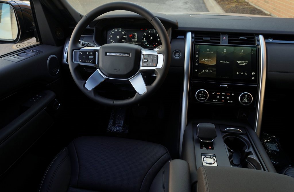 New 2025 Land Rover Discovery S image 16