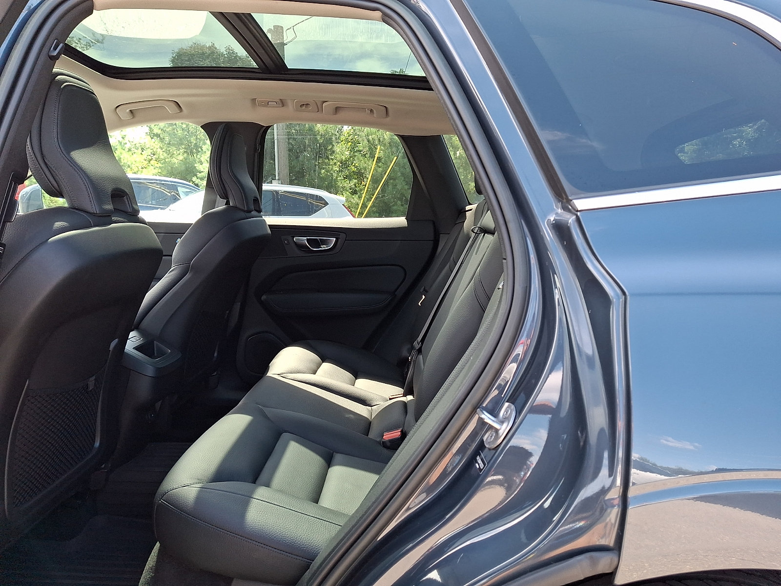 Certified 2023 Volvo XC60 B5 Plus w/ Climate Package AWD/4WD image 11