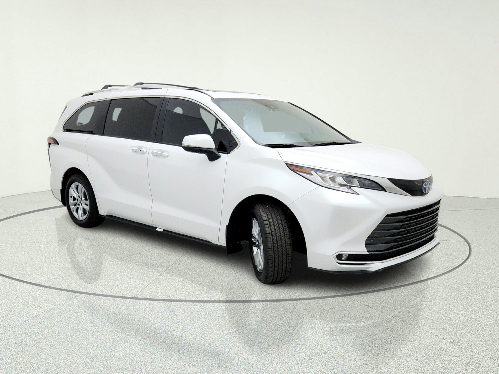 Used 2025 Toyota Sienna Limited FWD image 5