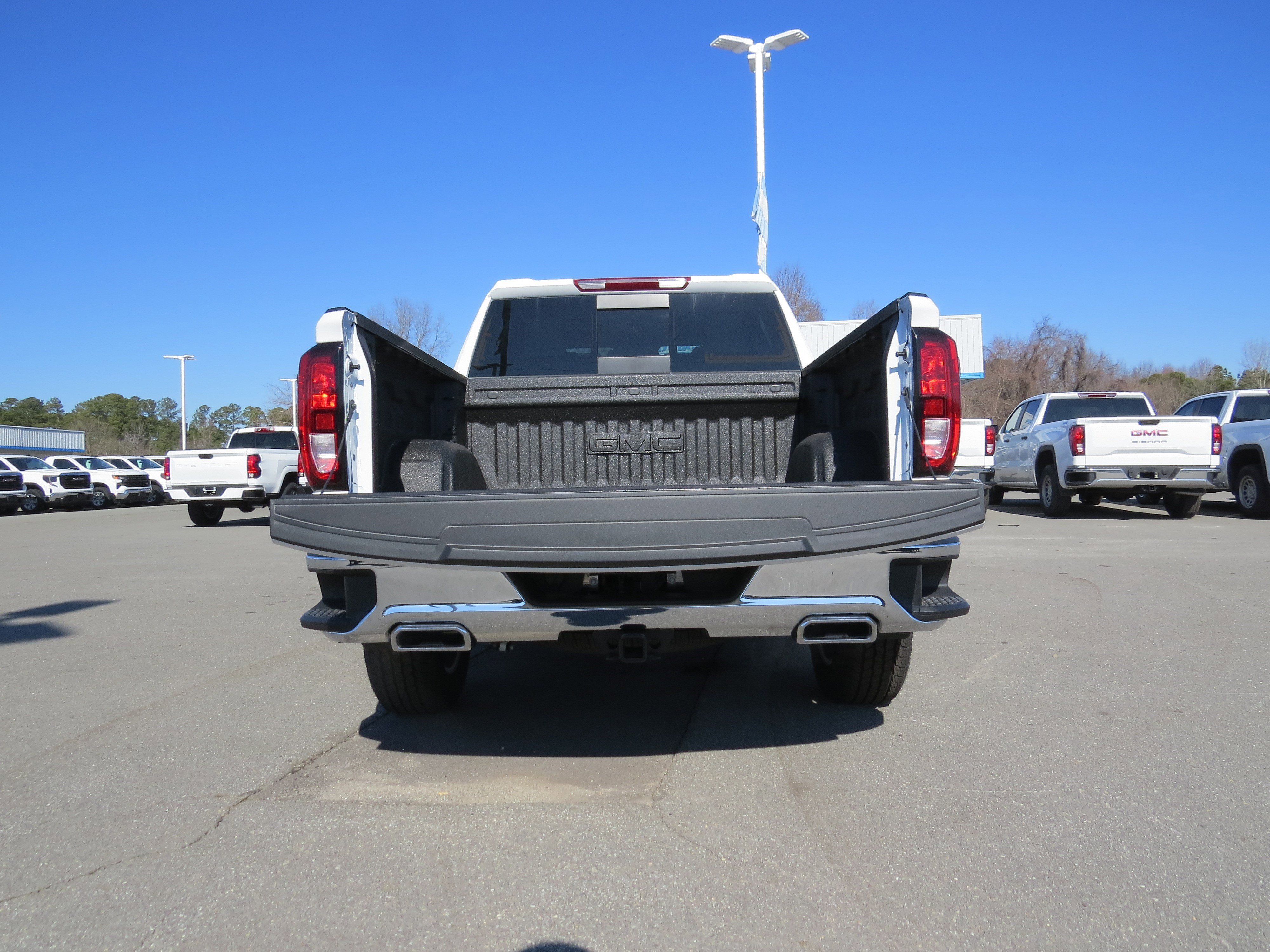 New 2026 GMC Sierra 1500 SLE image 5