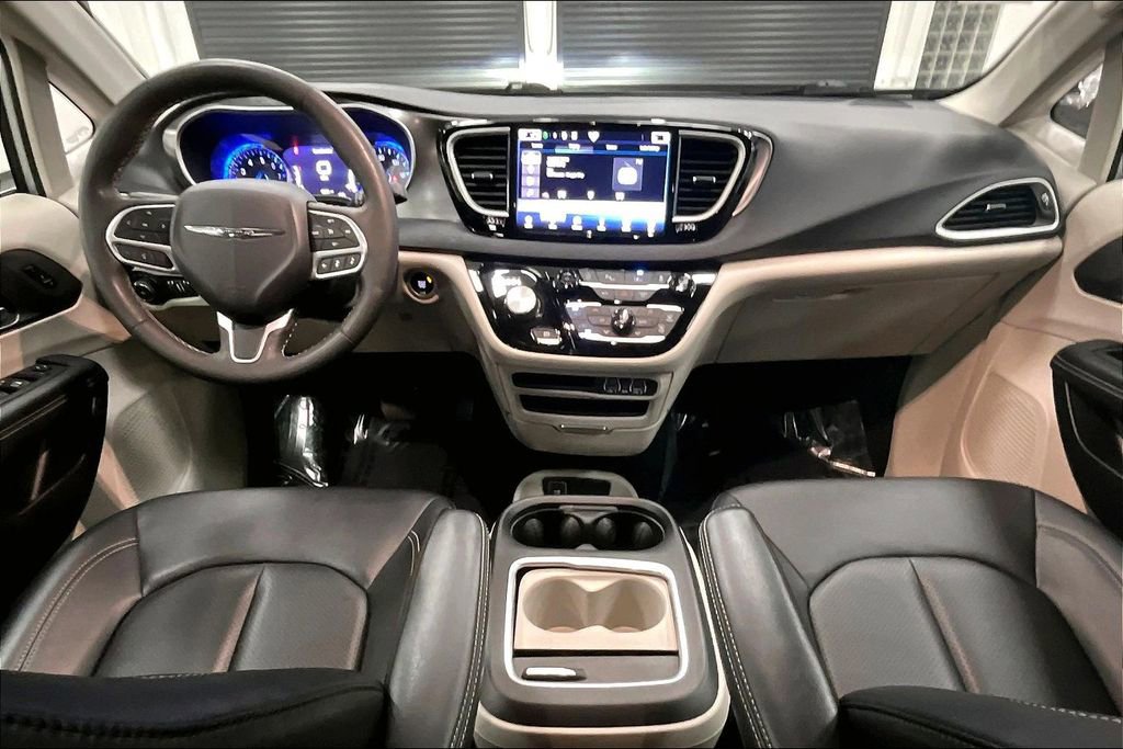 Used 2024 Chrysler Pacifica Touring-L image 7