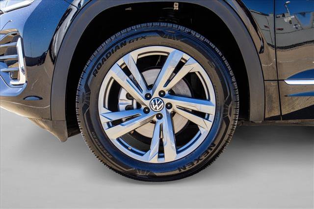 Used 2024 Volkswagen Atlas Cross Sport SEL R-Line AWD/4WD image 9