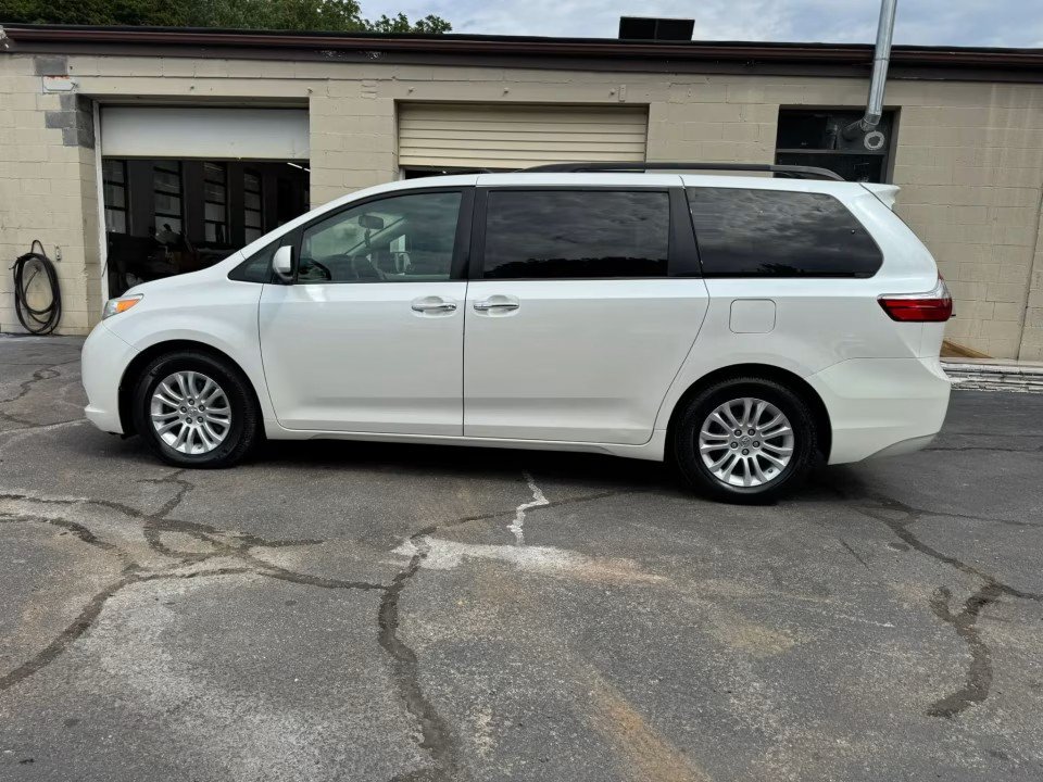 Used 2015 Toyota Sienna XLE FWD image 8