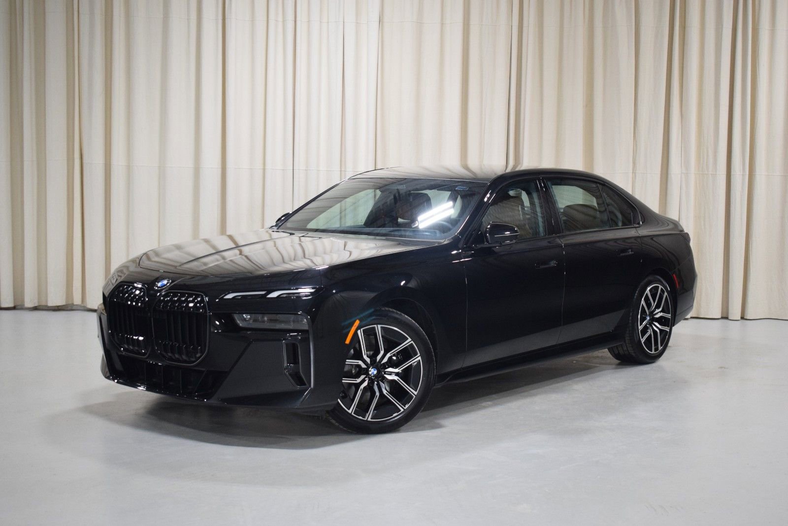 Used 2025 BMW 740i xDrive image 1