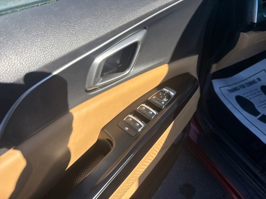 Used 2023 Kia Carnival LX image 11