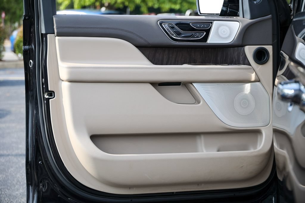 Certified 2022 Lincoln Navigator Reserve AWD/4WD image 4
