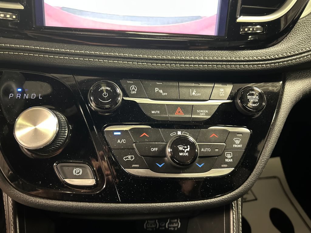 Used 2025 Chrysler Pacifica Limited FWD image 19
