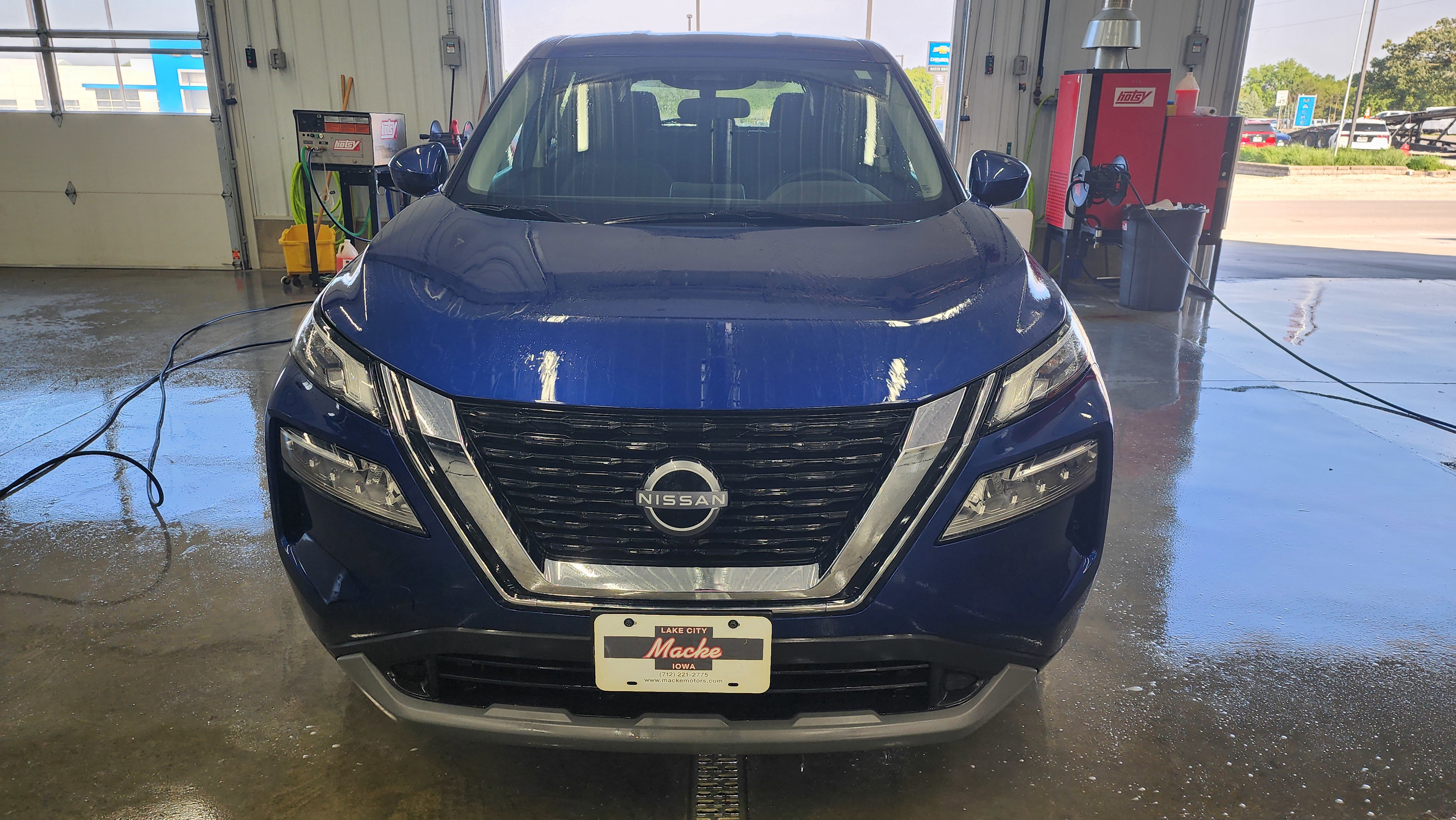 Used 2023 Nissan Rogue SV image 2