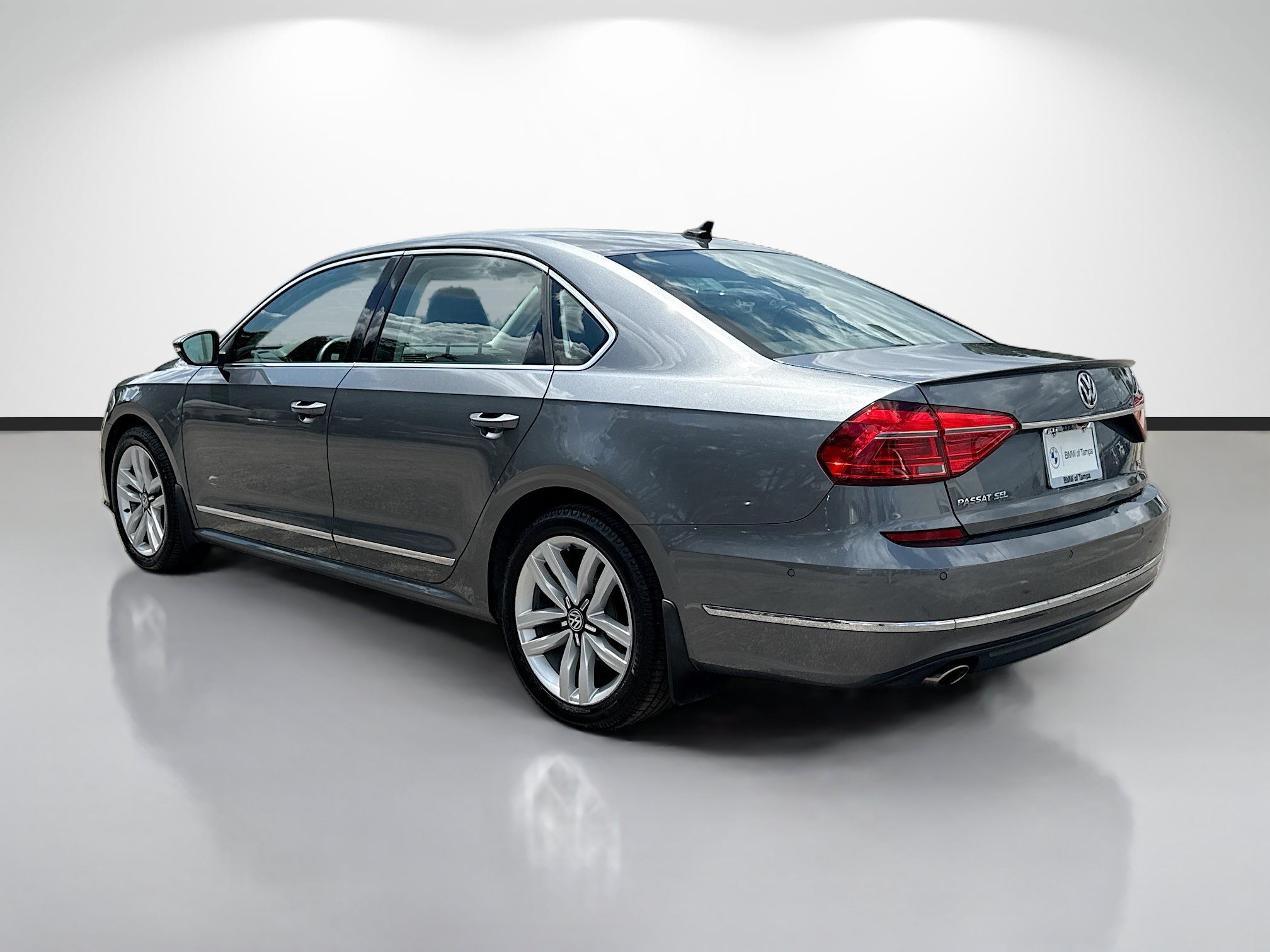 Used 2016 Volkswagen Passat 1.8T SEL Premium FWD image 5