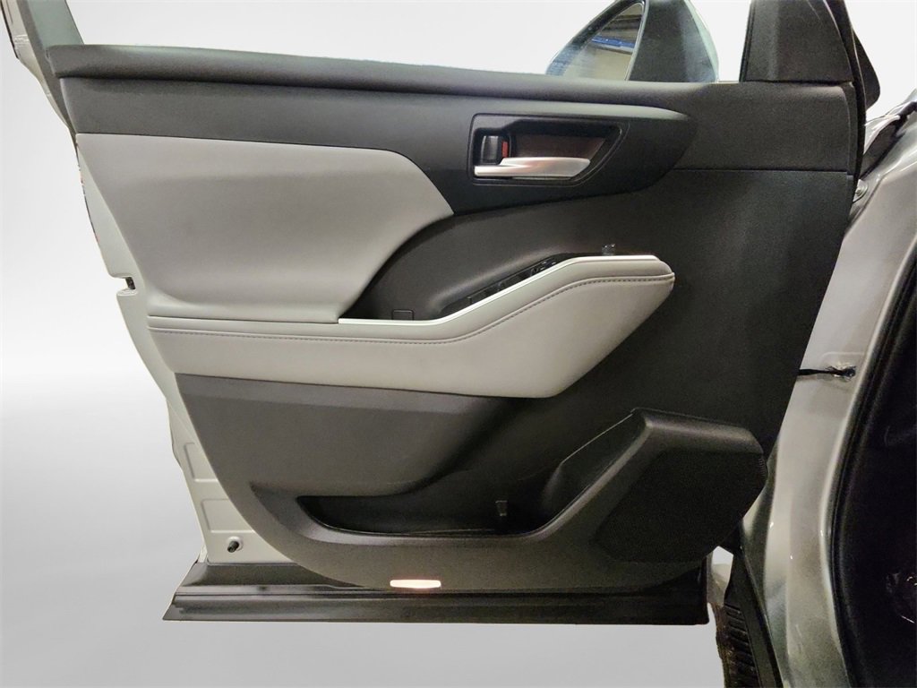 Used 2023 Toyota Highlander XLE image 14