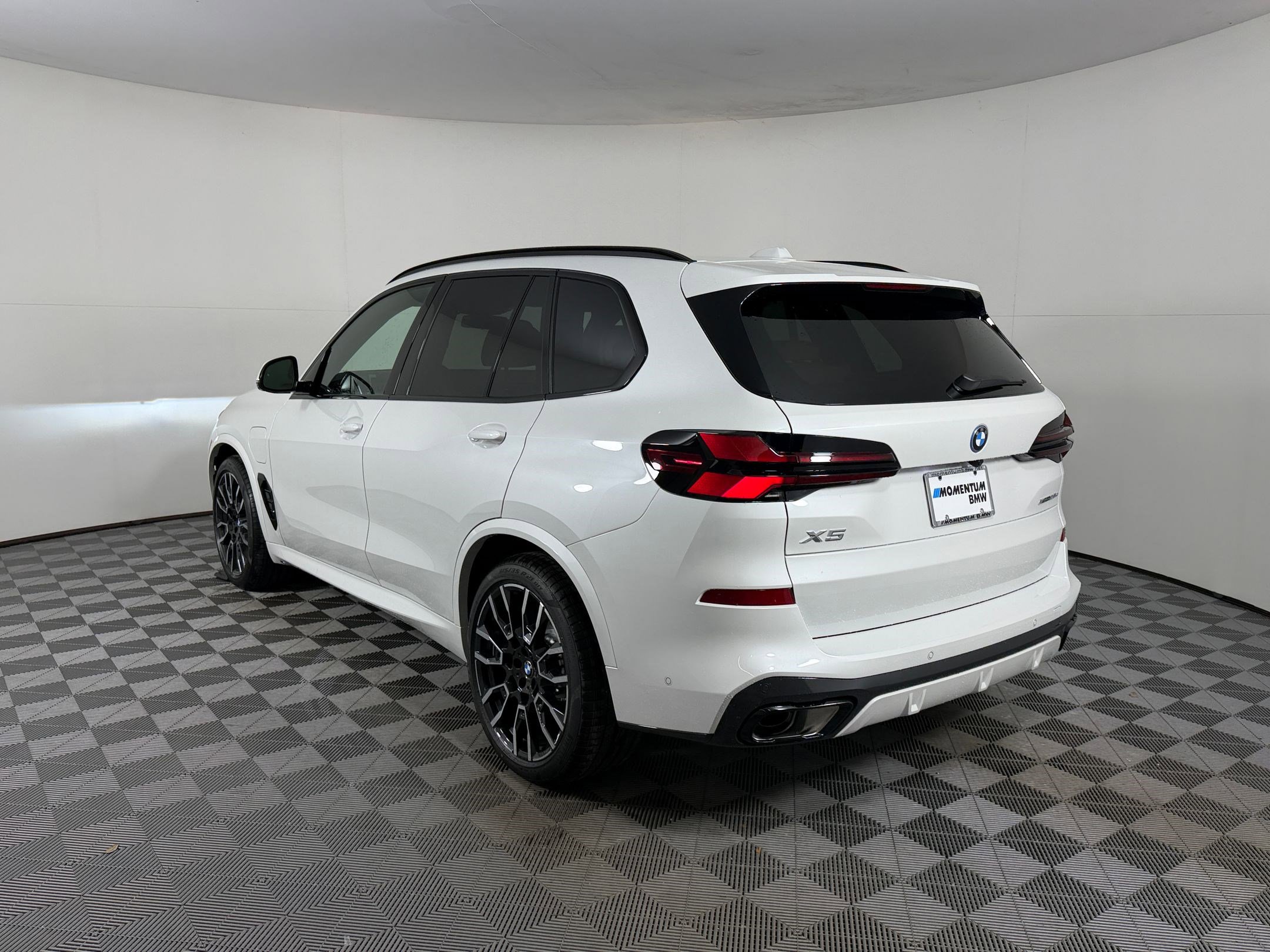 New 2026 BMW X5 xDrive50e w/ Executive Package AWD/4WD image 3