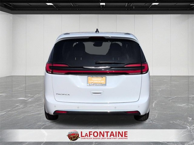Used 2024 Chrysler Pacifica Touring-L image 4