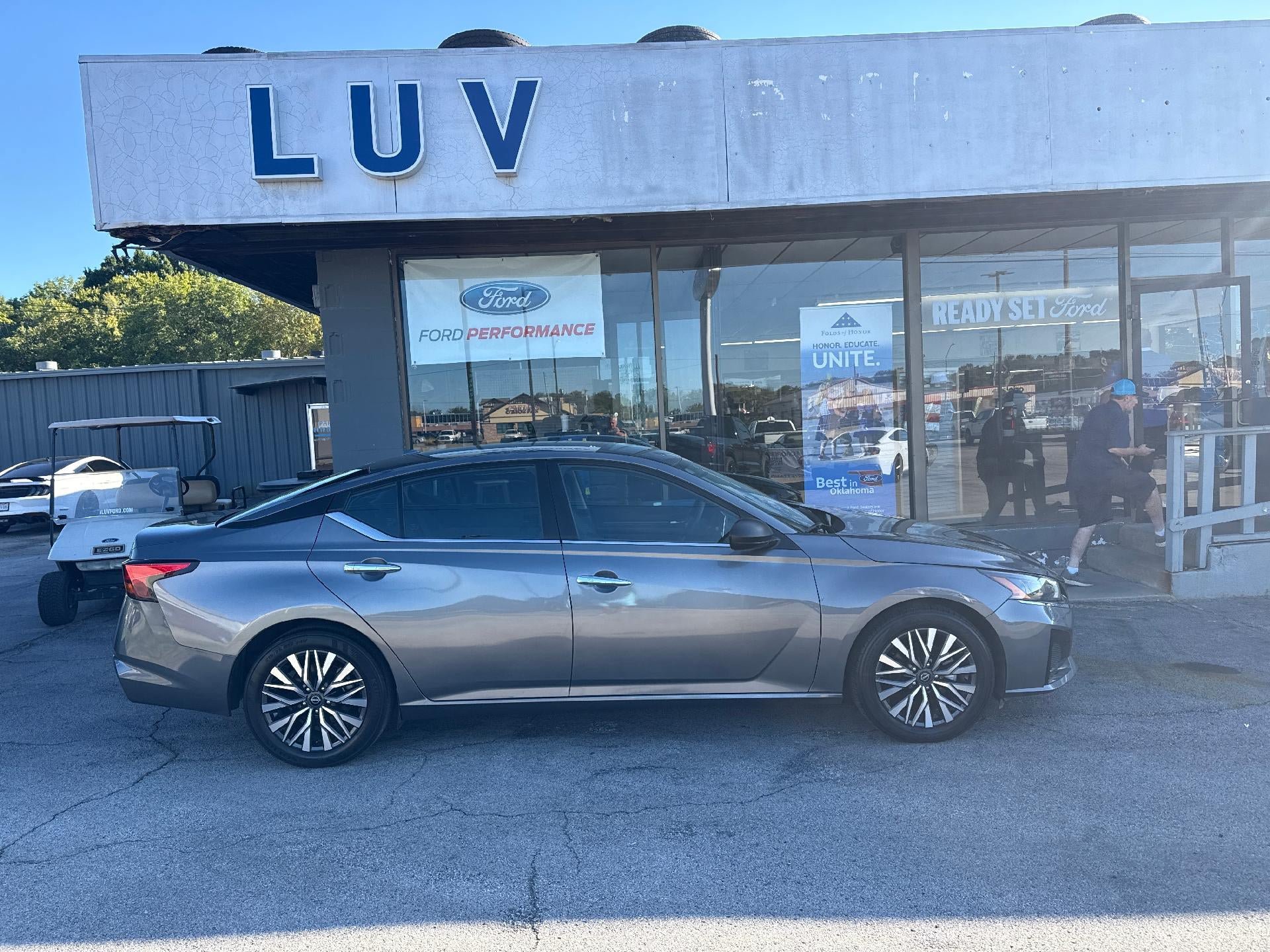 Used 2025 Nissan Altima 2.5 SV FWD image 2
