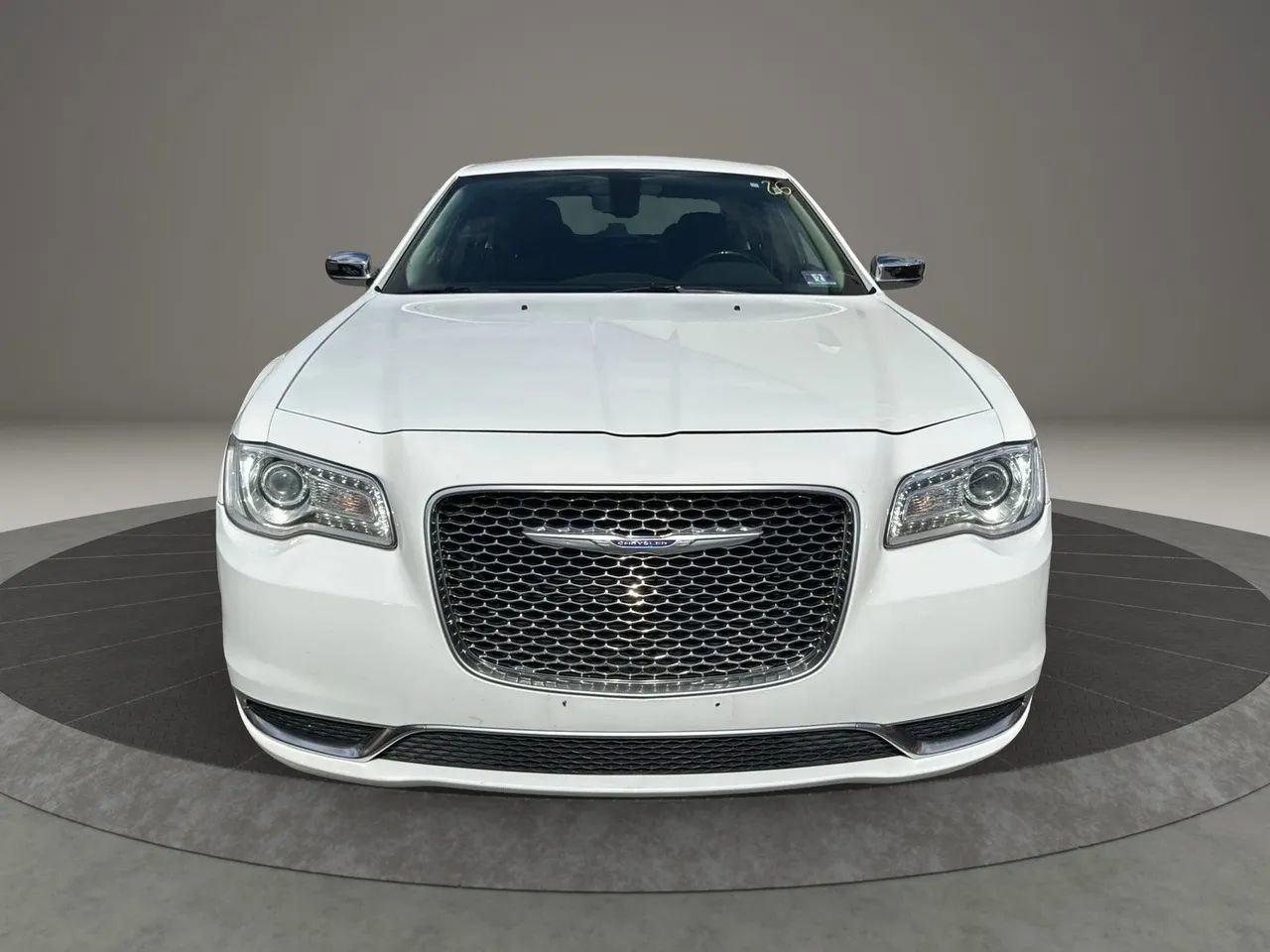 Used 2019 Chrysler 300 Touring w/ Chrome Appearance Package RWD image 2