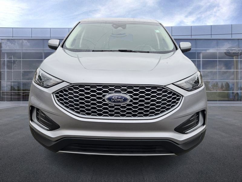 Used 2023 Ford Edge SEL image 3