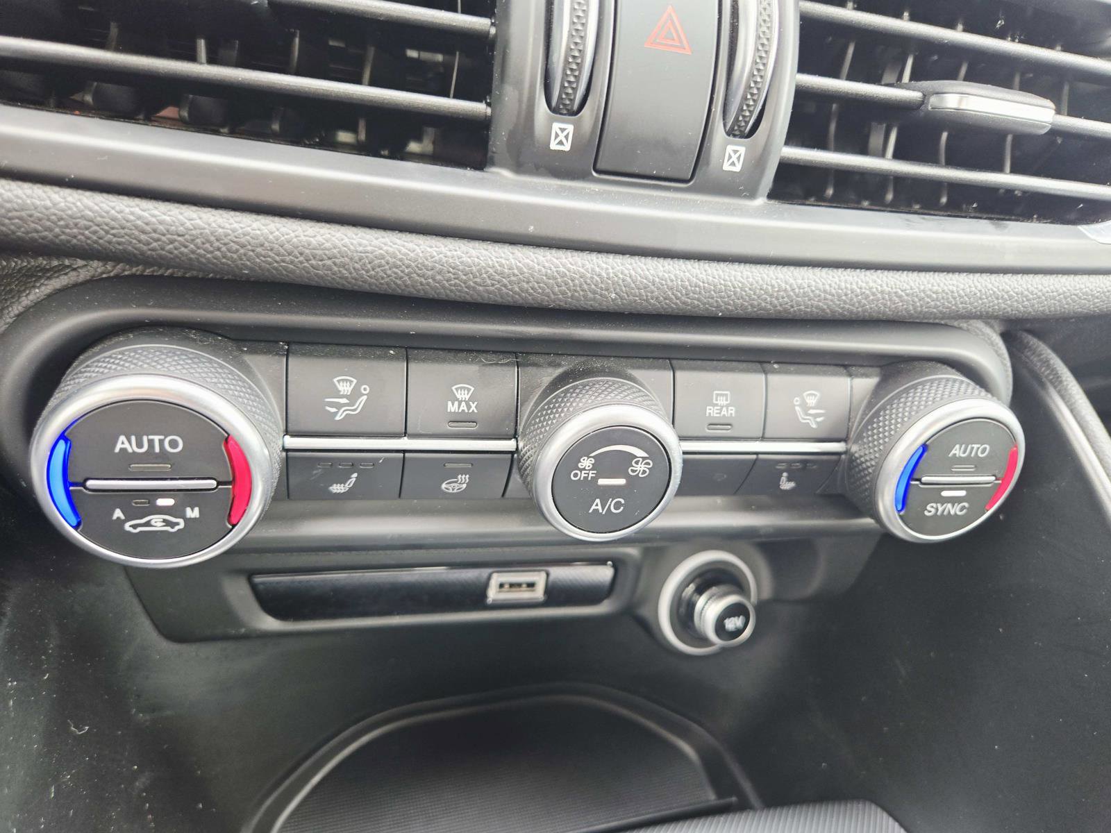 Used 2024 Alfa Romeo Giulia Veloce AWD/4WD image 32